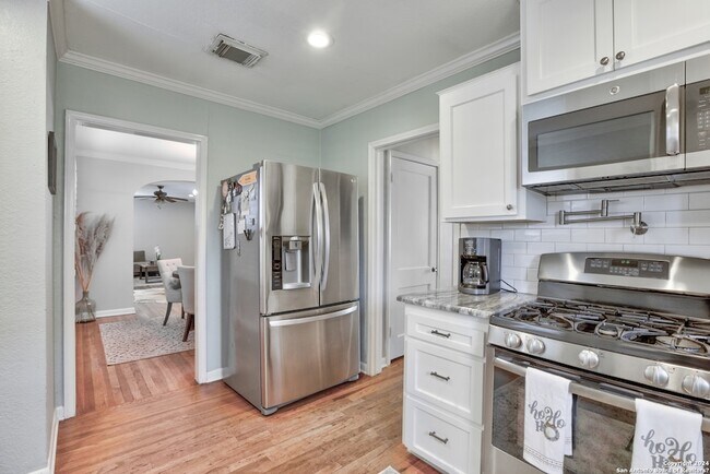 Building Photo - 356 Larchmont Dr