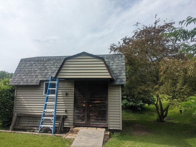Building Photo - 202 N Spruce Dr