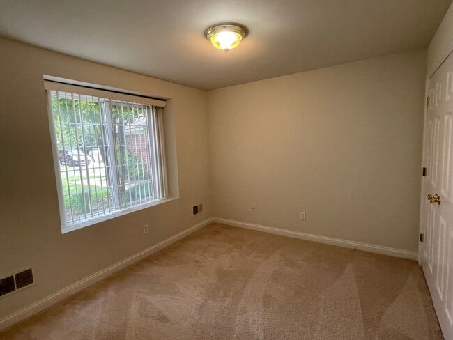 Building Photo - Shelby Twp 2-bedroom, 2-bath condo-style, ...