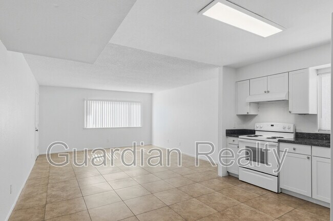 Building Photo - 801 N Major Ave