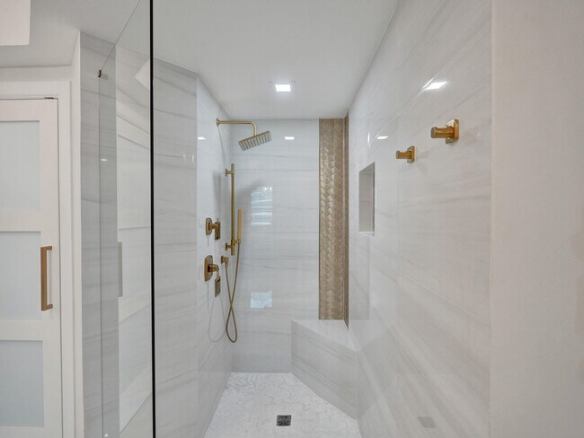 Building Photo - 411 N New River Dr E