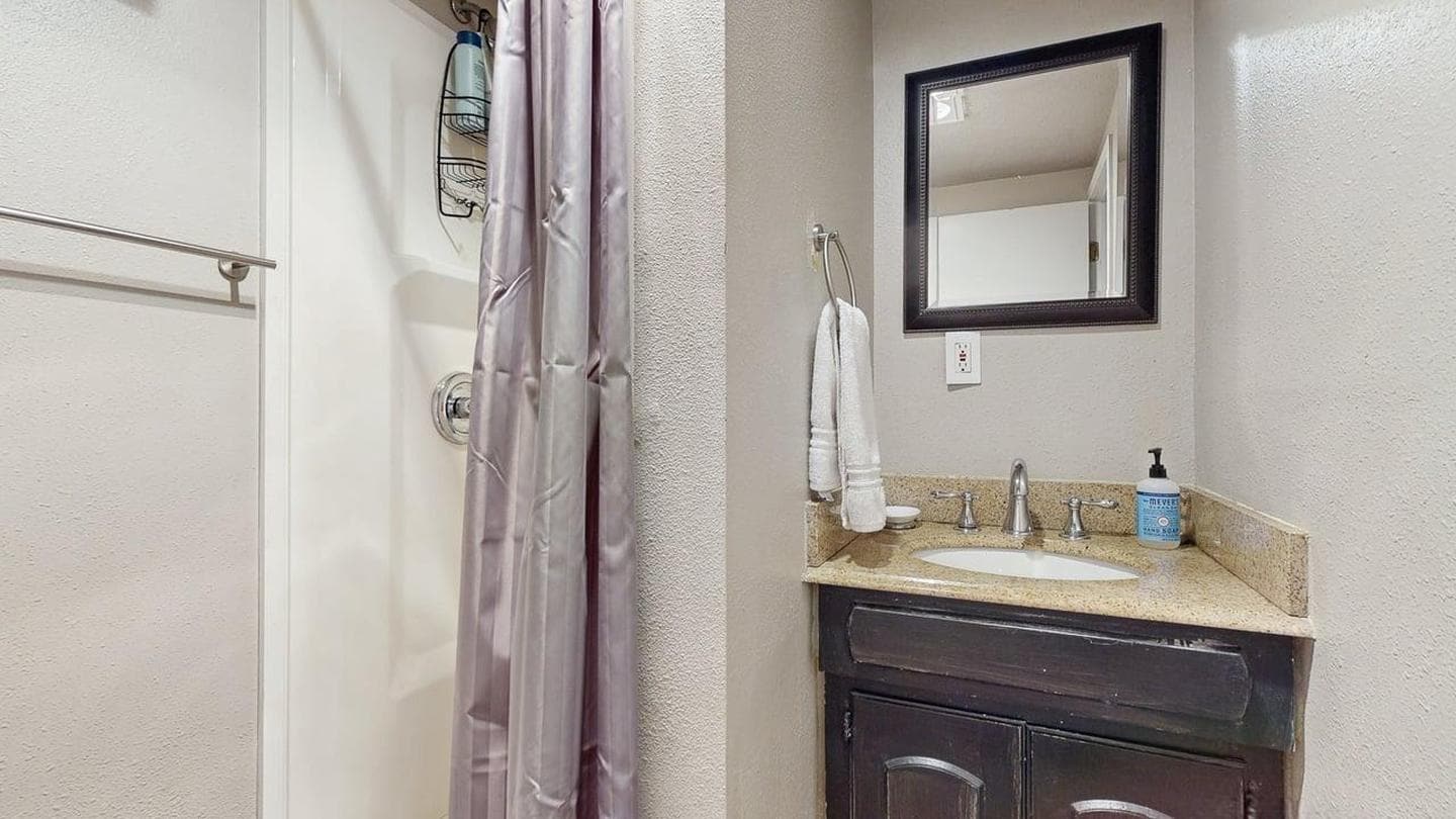 Building Photo - Cozy home with fenced yard and hot tub in NE Portland