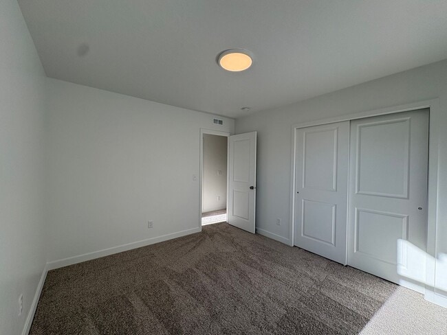 Building Photo - Gorgeous End-Unit Townhome in beautiful Salem!