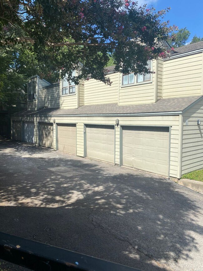 Building Photo - K206 - Treehouse #221