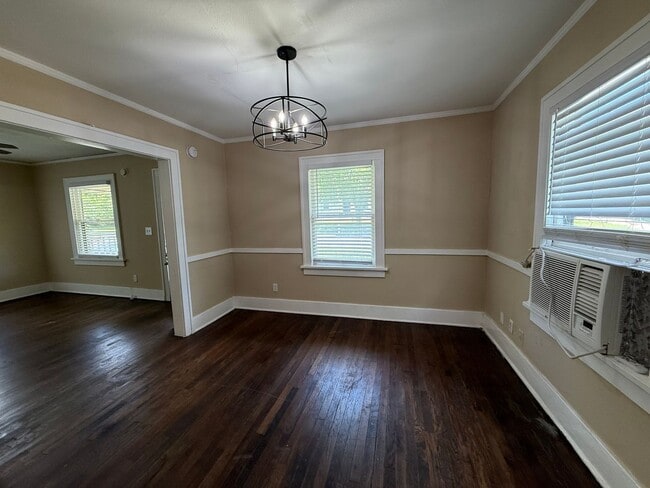 Building Photo - New paint/ hardwood floors 3BD 1 BA