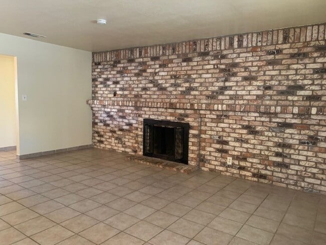 Building Photo - Cozy Three Bedroom, Two Bathroom Home with 2-Car Garage in S. Natomas