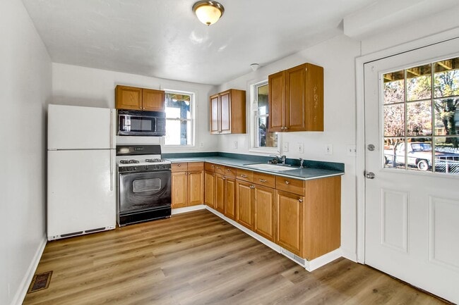 Building Photo - 366 High St