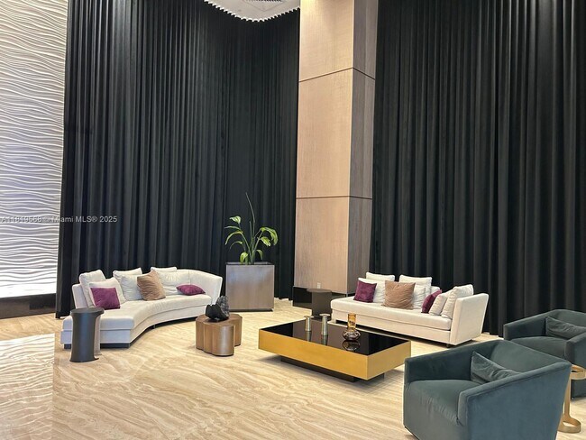 Building Photo - 950 Brickell Bay Dr