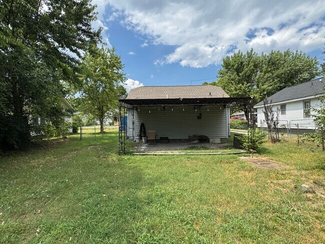 Building Photo - Cute house in Madison! Backs up to Lanier ...
