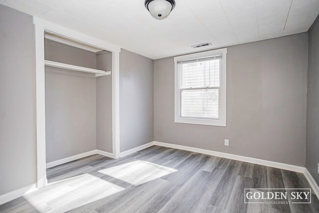Building Photo - 1609 S Oakdale Dr