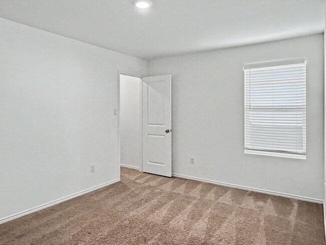 Building Photo - Comfortable 3-Bedroom/2-Bath in Growing Far Northwest