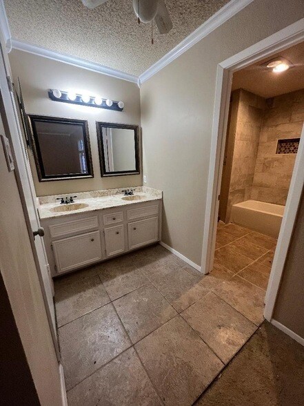 Building Photo - 8639 Knoxville Dr