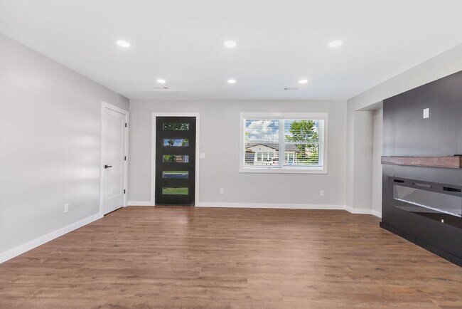 Building Photo - 809 Carson Dr