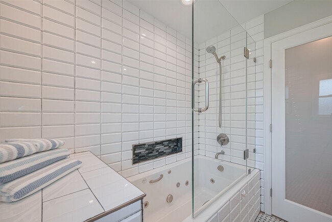 Building Photo - 5123 Saxon Dr