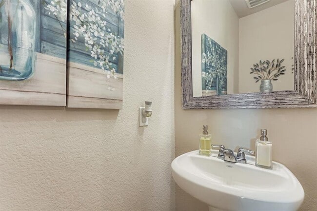 Building Photo - 19433 Colgin Dr