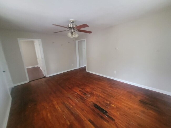 Building Photo - 121 Linn St