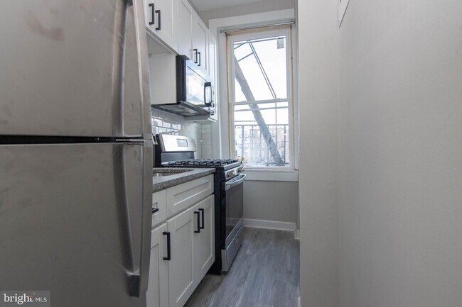 Building Photo - 2117 N Charles St