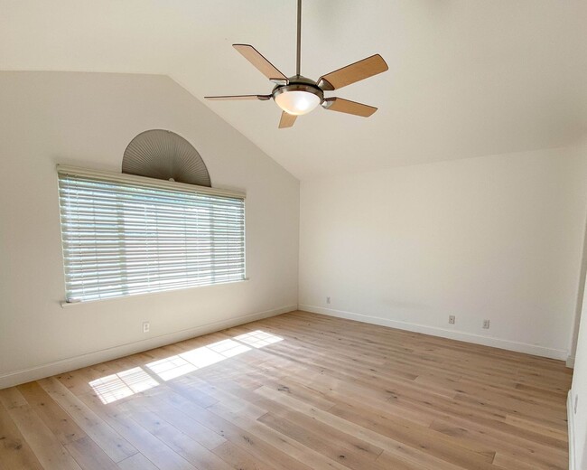 Building Photo - Amazing Downtown Campbell Location * Hardwood Floors * Spacious and Bright