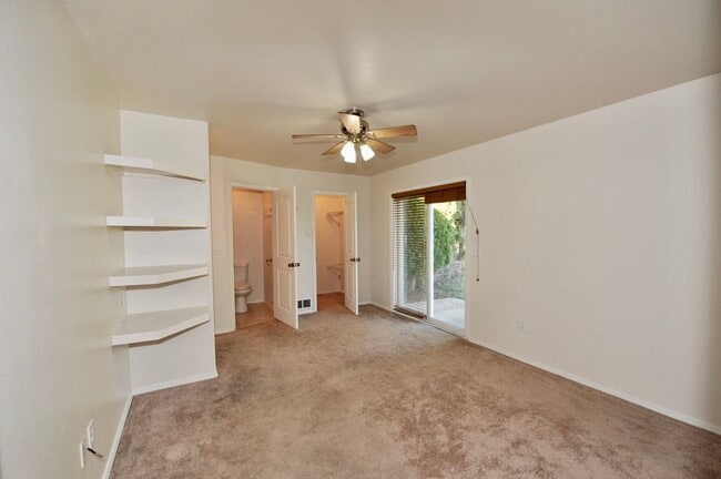 Building Photo - 3 bed 2 bath rancher duplex (stainless appliances & granite counters)