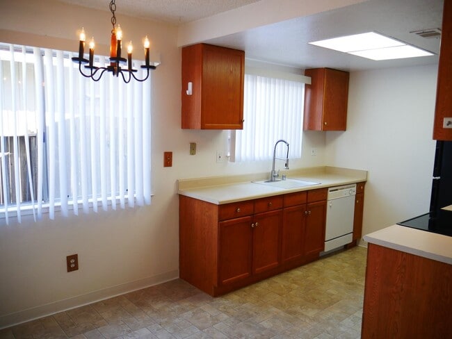 Building Photo - Cozy 2 Bed 2 Bath 950sq. ft. Duplex in Elk Grove
