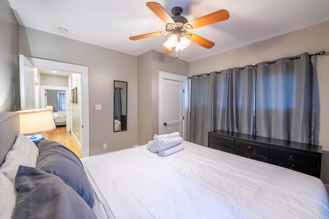 Building Photo - 902 Marquette Ave NW