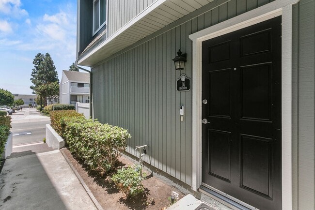 Building Photo - End-Unit Townhouse in Prime Newport Beach ...