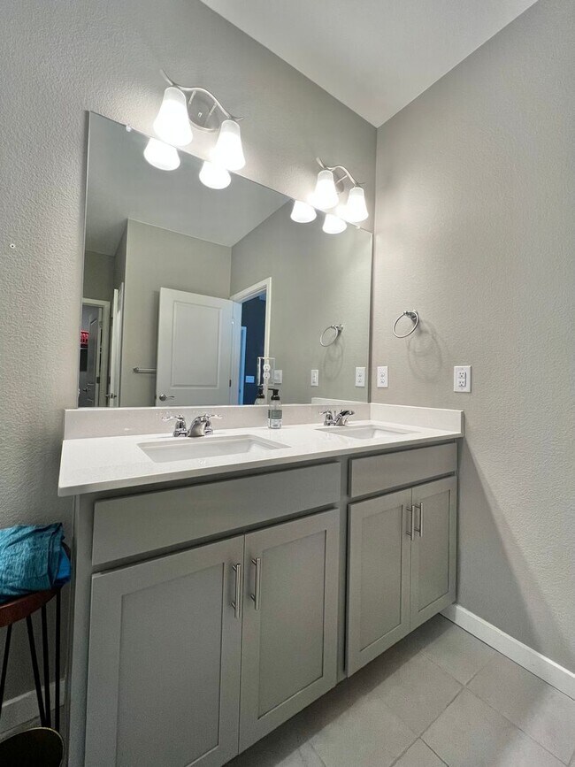 Building Photo - Gorgeous 4-Bed 2-Bath home Fort Collins, CO!