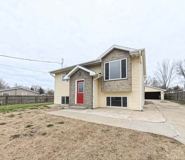 Building Photo - Charming 3 bedroom 2 bathroom home