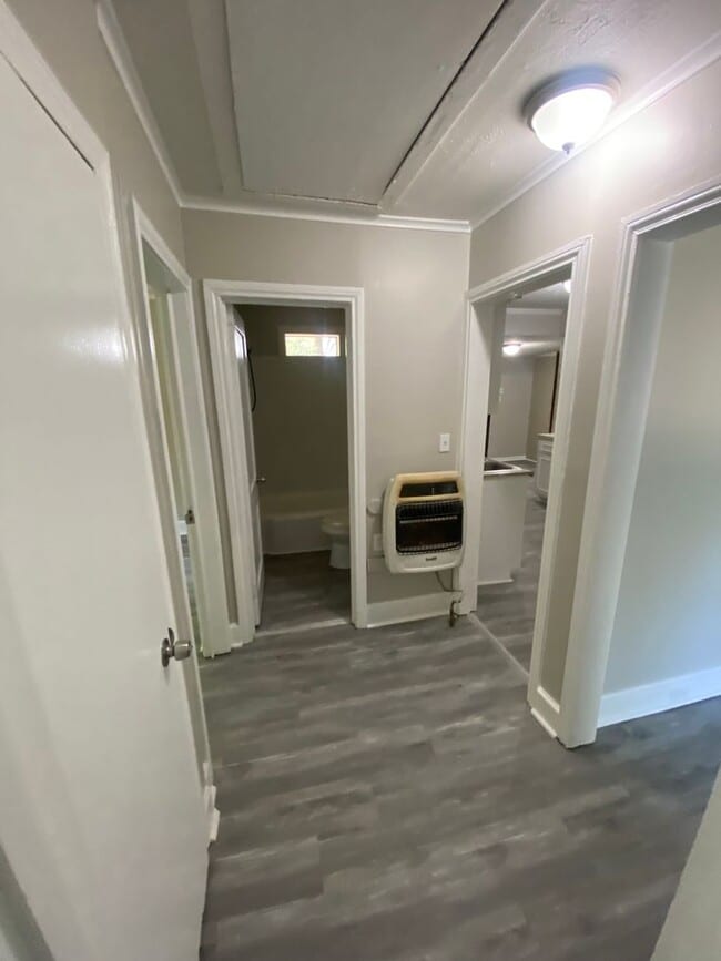Building Photo - ***AVAILABLE NOW***2 or 3 Bedroom / 1 Bath...