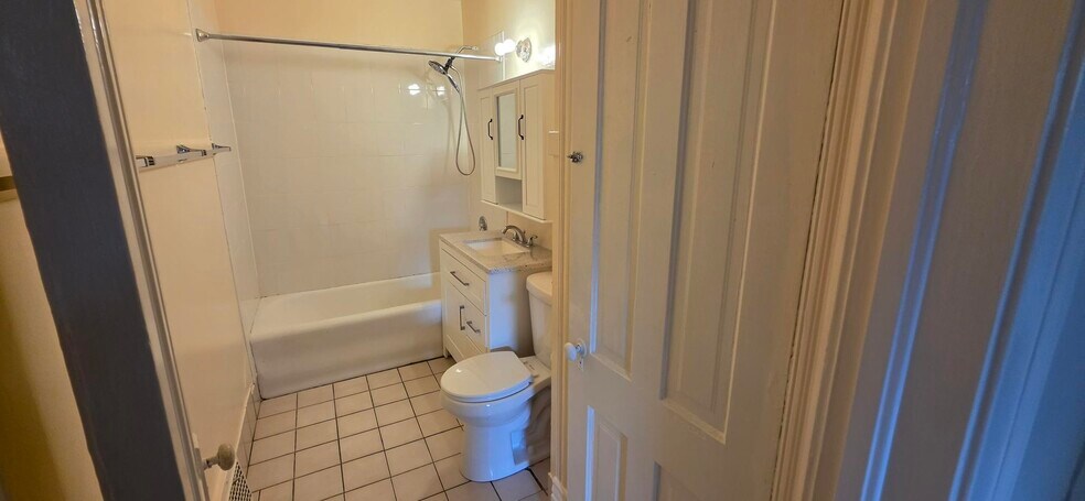 Building Photo - 611 Mulberry Pl