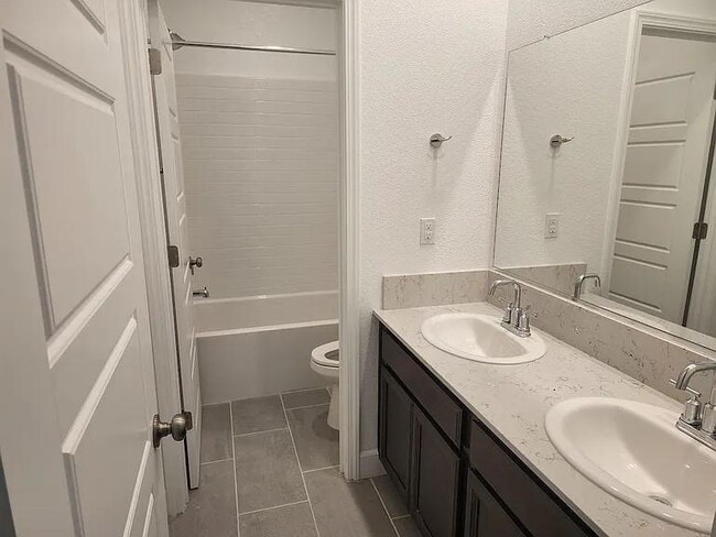 Building Photo - beautiful 4 year old Lennar home
