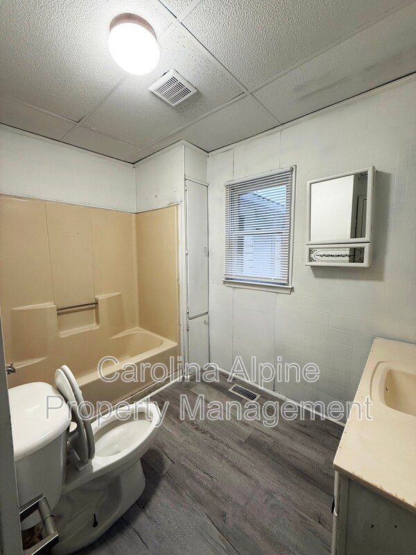 Building Photo - 109 Pine Ave