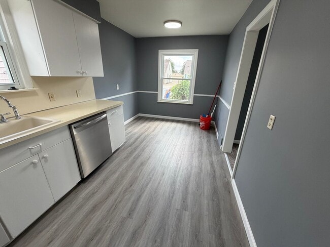 Building Photo - 3bd Bungalow w/basement