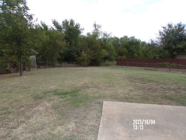 Building Photo - Large bedrooms, located on West side of town