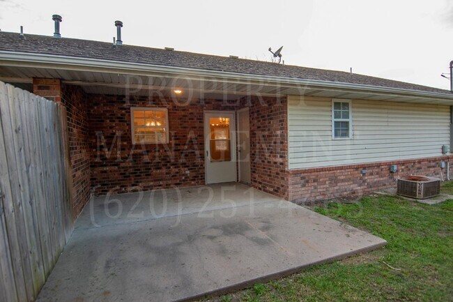 Building Photo - 2 Bedroom 2 Bath