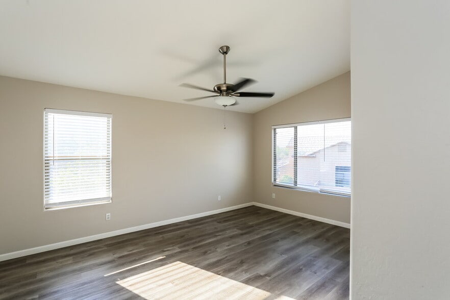 Building Photo - 5182 W Vista Ave