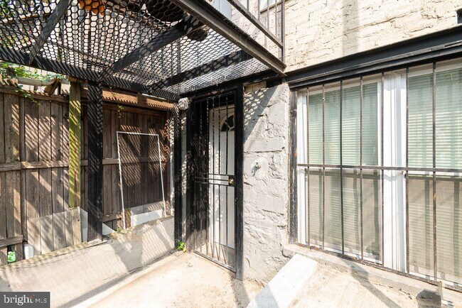 Building Photo - 307 E 25th St