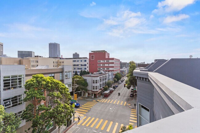 Building Photo - Lovely 2 Bed, 1.5 Bi-Level Hayes Valley Co...