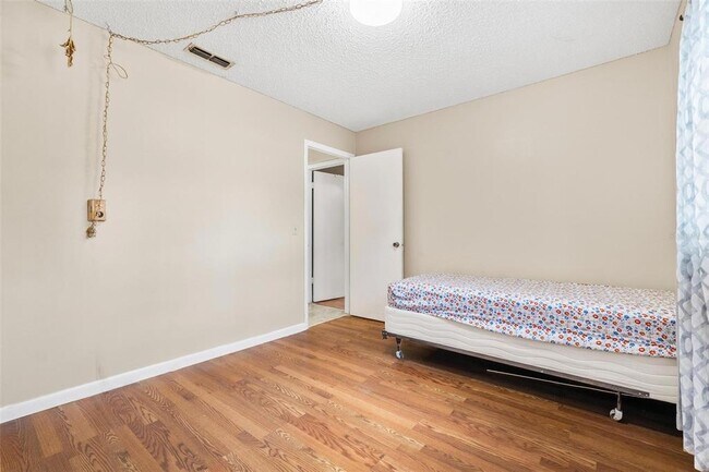 Building Photo - 265 SW Lincoln Cir N