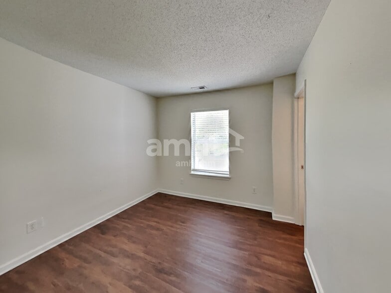 Building Photo - 1617 Oak Knoll Ln