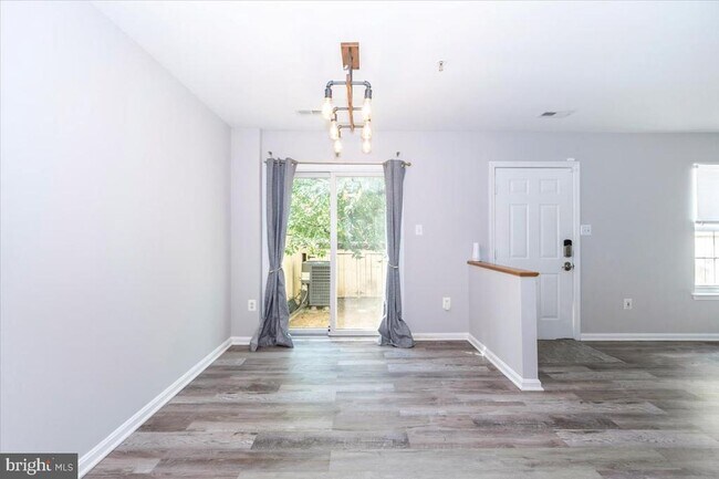 Building Photo - 161 Heathfield Dr