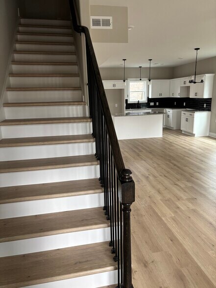 Building Photo - 713 Crossland Ave