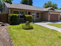 Building Photo - 113 Little Butte Dr