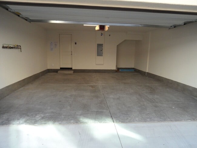 Building Photo - 4BR 3BA two-story condo with 2 Car Attache...