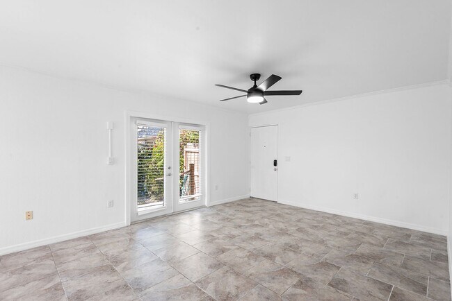 Building Photo - ST PETE APARTMENT FOR RENT!!