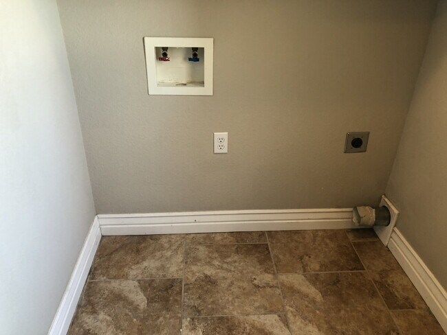 Building Photo - 4BR / 3Car garage / Fully fenced in backyard - Stunning property