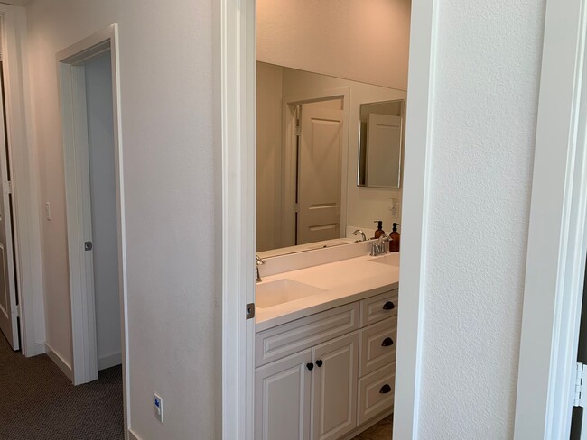 Building Photo - Beautiful Home 4bed/3 bath