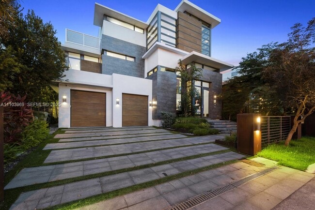 Building Photo - 440 Mola Ave