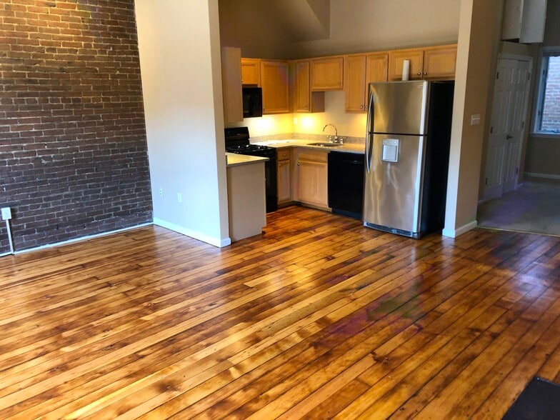 Kitchen - 2211 Sarah St