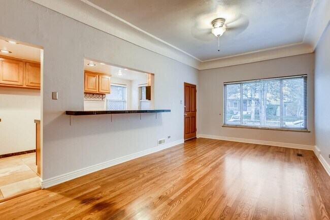 Building Photo - Congress Park Beautiful and Spacious Duplex!!! Top Unit! Shared Yard!